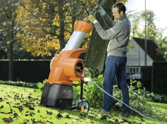 Electric wood chipper