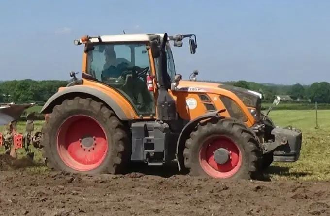Fendt orange tractor