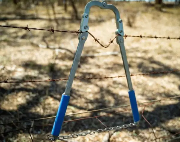 barbed wire fence stretcher
