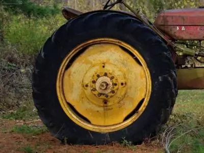 changing tractor tire